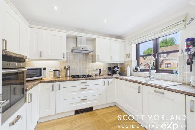 5, Penbere Close, Tadley photo 2