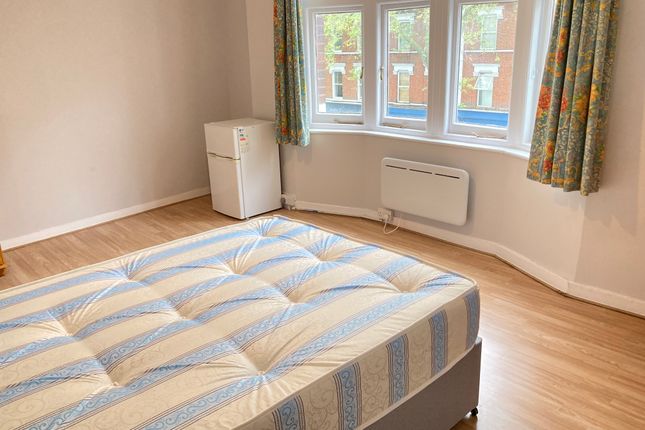 Thumbnail Shared accommodation to rent in Very Near Chiswick High Road Area, Chiswick Turnham Green Area
