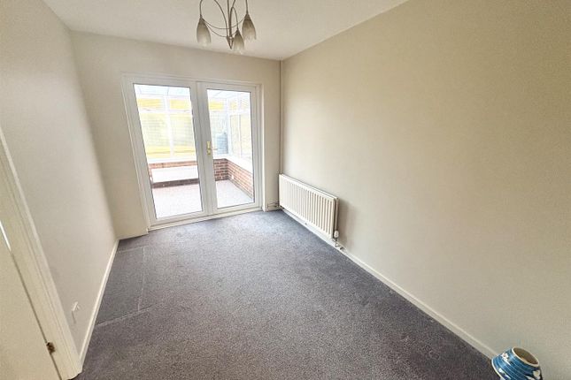 26, Tamworth Drive, Swindon photo 4