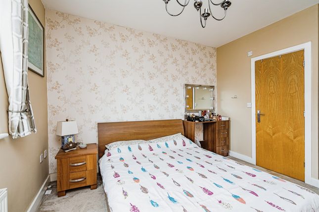 Town house for sale in Donnington Court, Dudley