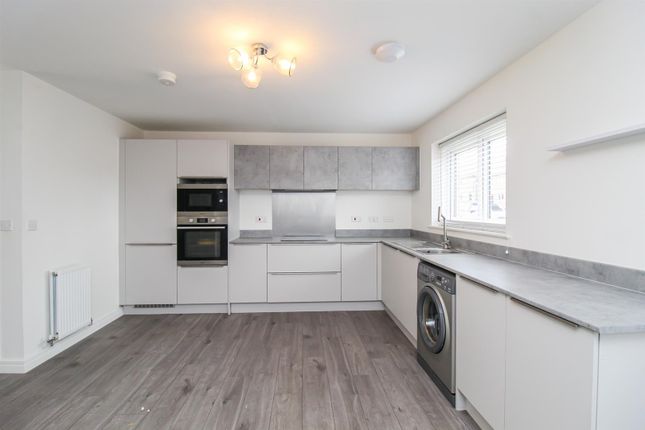 100, Little Wood Crescent, Wakefield photo 3
