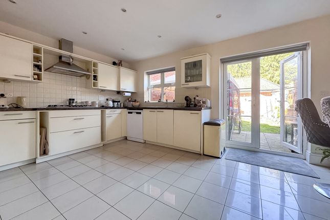 126, Hawthorn Way, Bordon photo 4