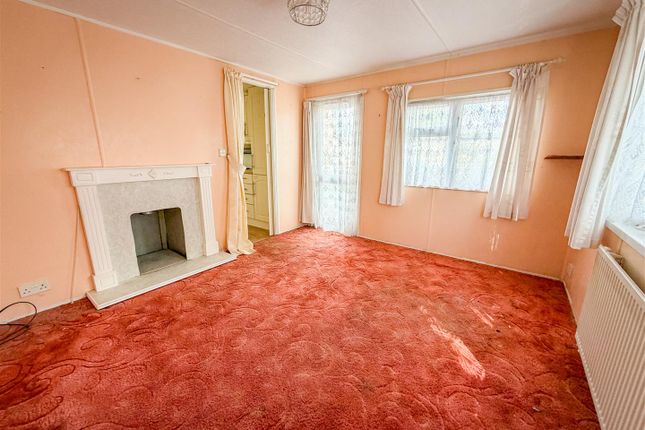 23 The Spinney, Sacketts Grove, Clacton-On-Sea photo 2