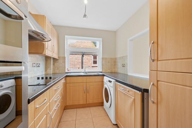 Thumbnail Flat to rent in Grand Drive, London