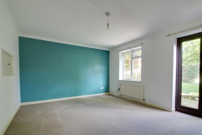 59, Dinsdale Gardens, Littlehampton photo 4