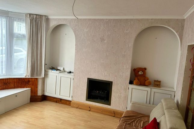 111 Lyndhurst Gardens, Barking photo 4
