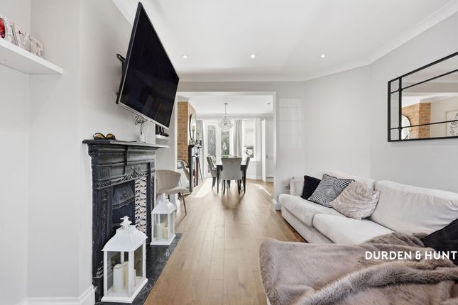 153 Brackley Square, Woodford Green photo 3