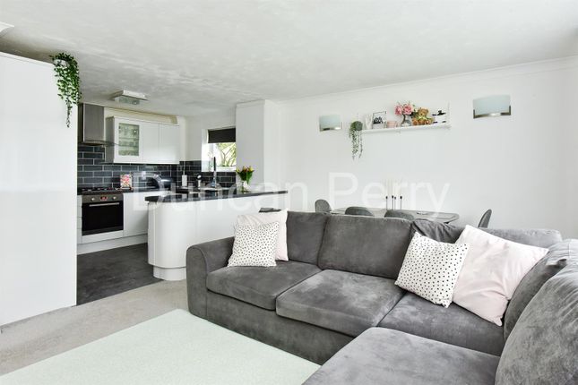 Flat for sale in Dixons Hill Road, North Mymms, Hatfield