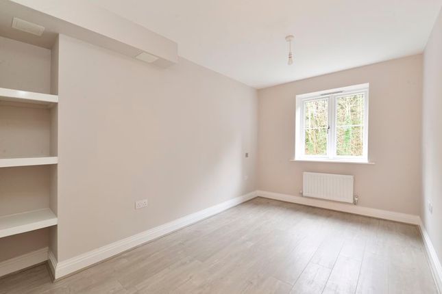 Flat to rent in Croft Road, Godalming