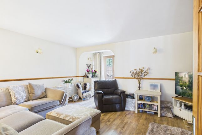 32, Markham Drive, Leamington Spa photo 2