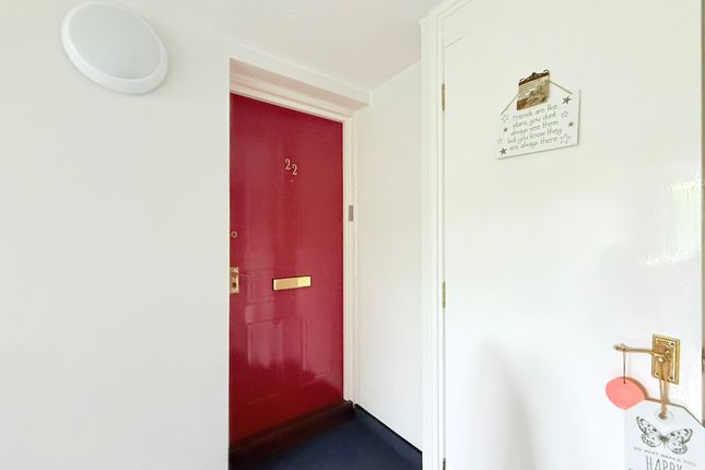 22, Queens court , Stenhousemuir, Larbert  photo 3