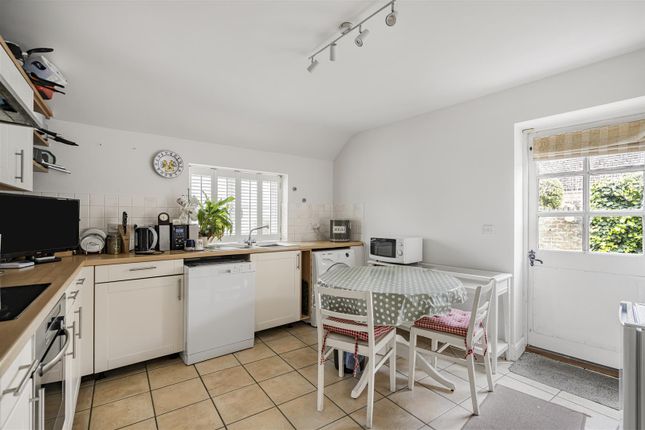 6, Oxford Court, Weston-On-The-Green photo 3