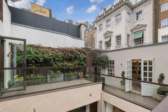Flat for sale in Mount Row, London