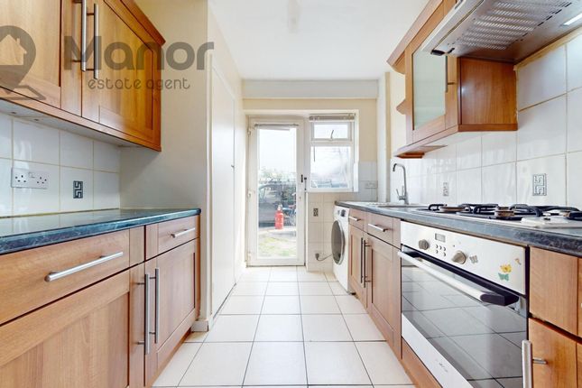Flat to rent in Havering Road, Romford