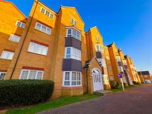 Thumbnail Flat to rent in Henley Road, Bedford