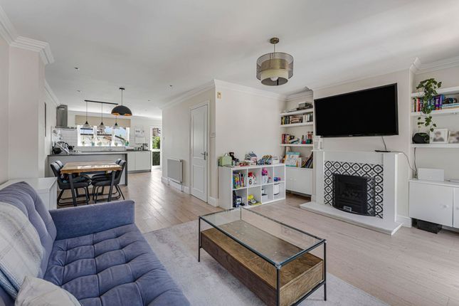32 Harvest Lane, Thames Ditton photo 3