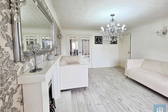 18, Heath Grove, Batley photo 4
