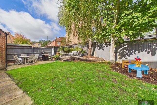 Lucas Close, Crawley photo 4