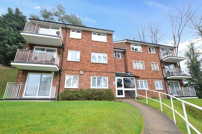 Flat to rent in Court Bushes Road, Whyteleafe