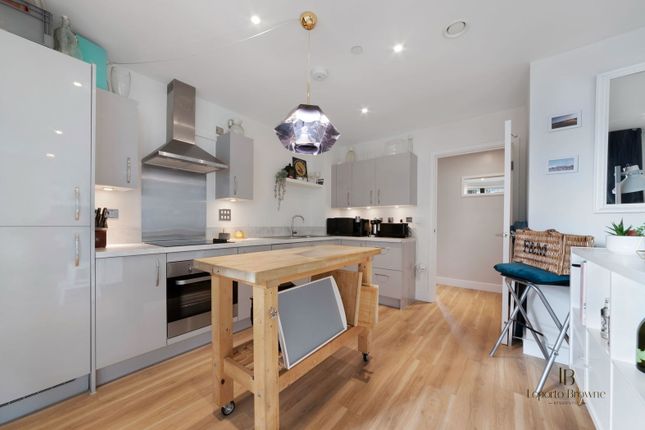 14 Lysander House, London photo 4