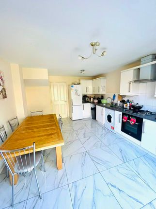 Room 1, 66, Markfield Avenue, Manchester photo 3