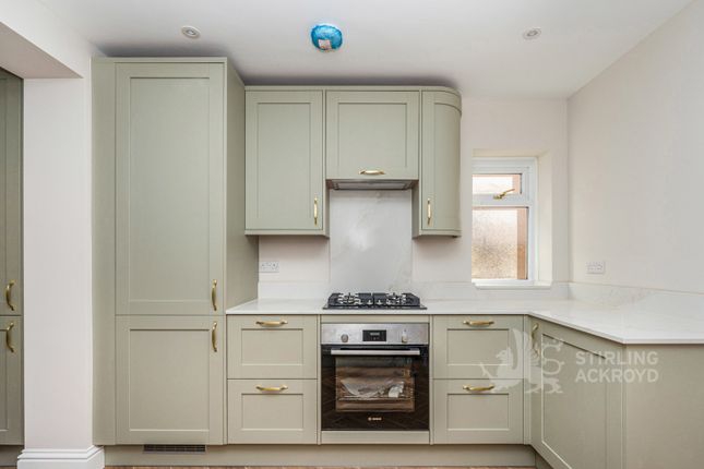 124, Woodlands Avenue, Surrey photo 3