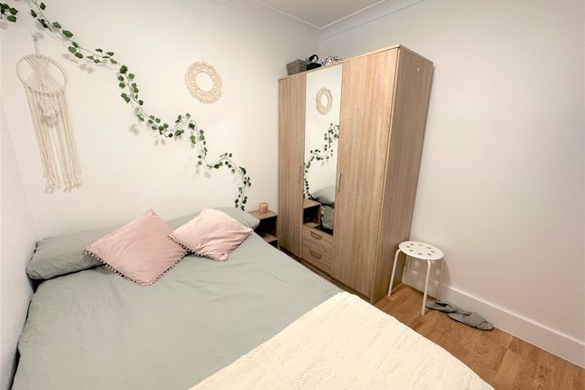 Flat 2, 2a, Antrobus Road, Chiswick photo 4