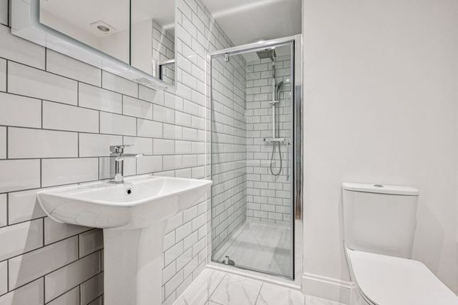 Flat 4, 61, Broadway, Stratford photo 3