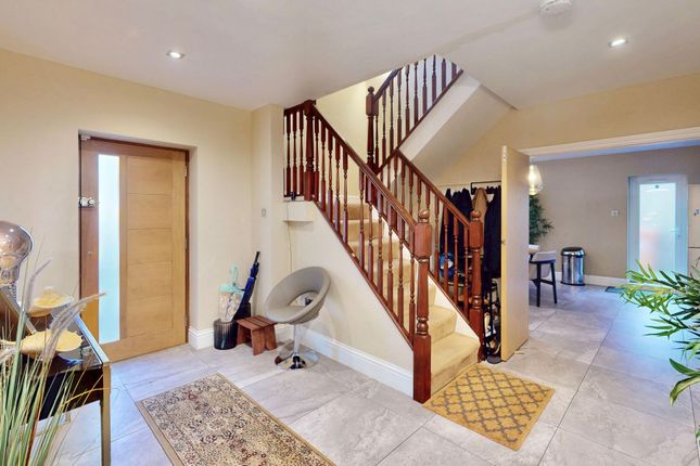 2 Alison Close, Pinner photo 2