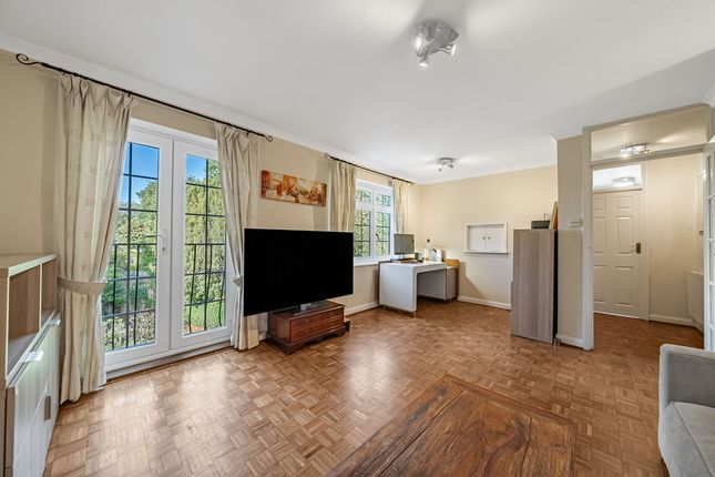 58, Gainsborough Court, Walton-On-Thames photo 4