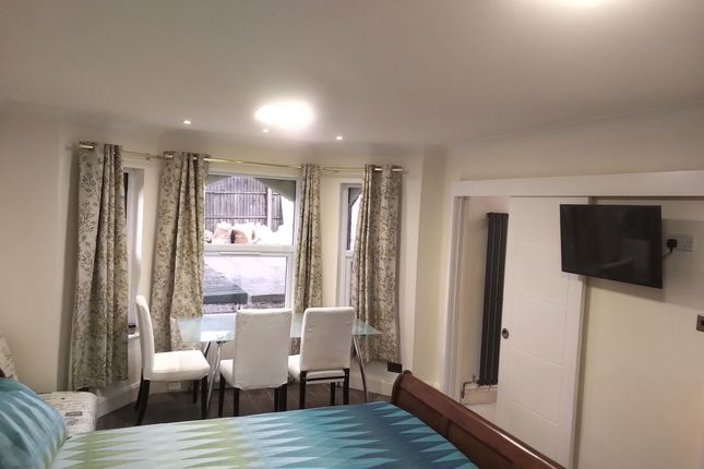 Flat to rent in Leamington Park, London