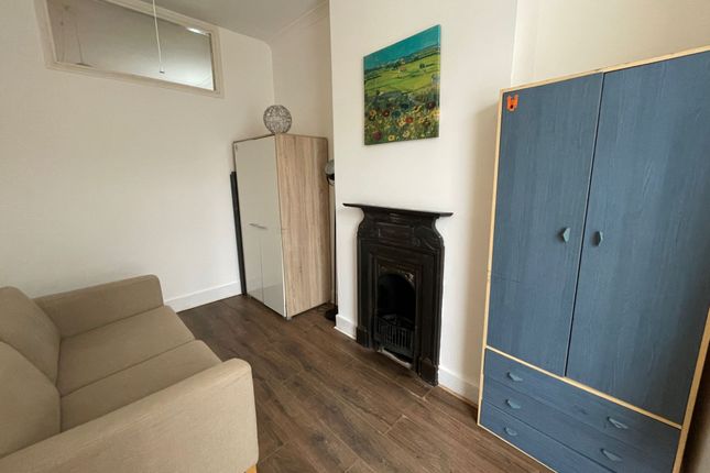Flat to rent in Kensington Gardens, Ilford
