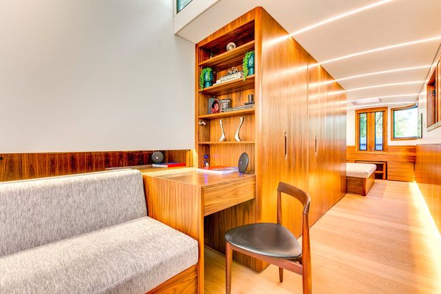 Houseboat The Mothership,, Cumberland Basin, London photo 3