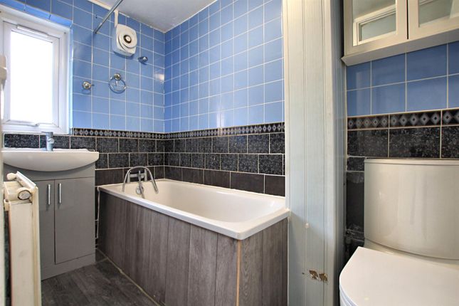 Flat for sale in Edgar Road, Hounslow