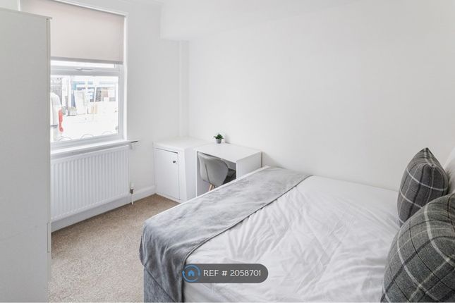 Terraced house to rent in Wollaton Road, Nottingham