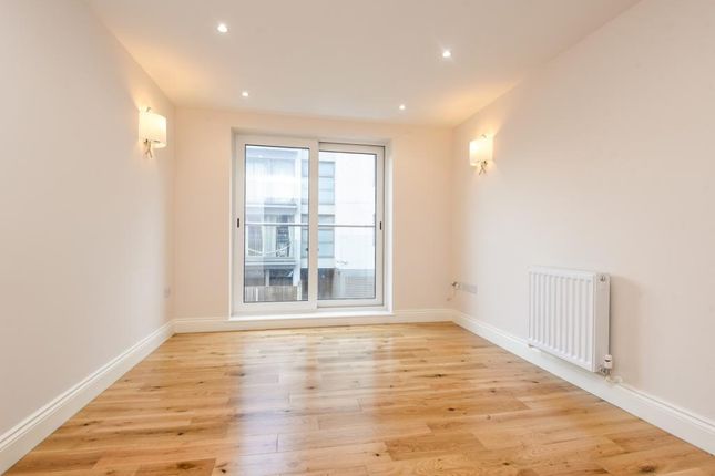 Flat to rent in Mantle Road, London