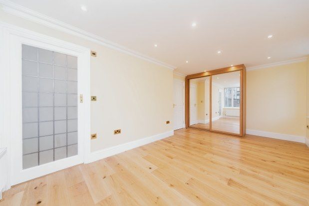 Flat to rent in Queens Close, Esher
