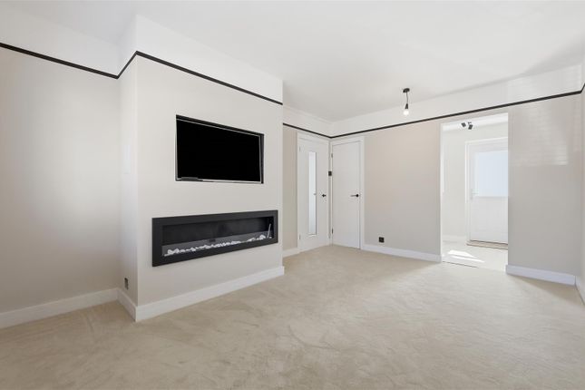 9, Kings Place, Buckhurst Hill photo 2