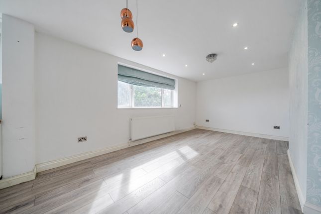 Flat 13, Paynell Court,, Lawn Terrace, London photo 4