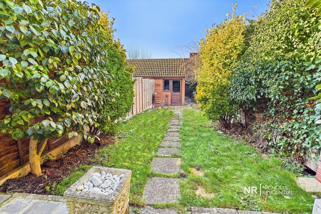 392a, Hook Road, Chessington photo 2
