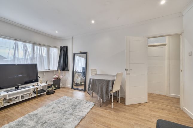 16, Sandow Crescent, Hayes photo 2
