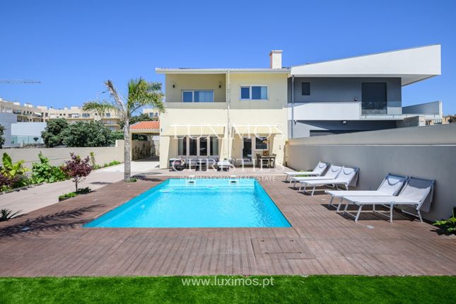Villa for sale in Av. Da Beira-Mar 3297, 4400 Vila Nova De Gaia, Portugal