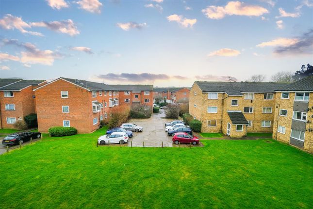 32, Droveway, Loughton photo 4