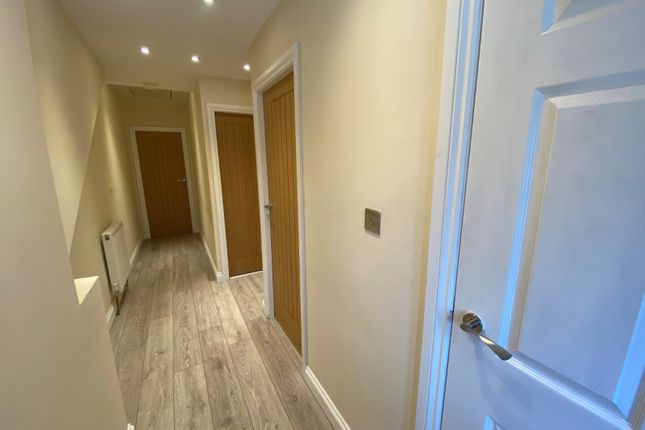 Flat, Rear Of, 586, Harrogate Road, Leeds photo 5