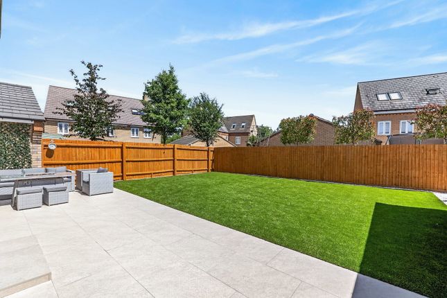 14, Cadwall Drive, Bedford photo 2