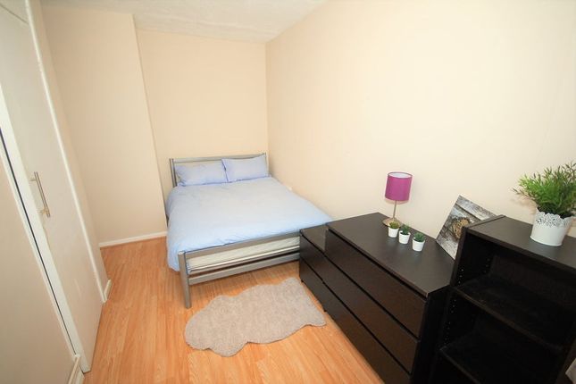 14 Haliwell House, Mortimer Crescent, London photo 2
