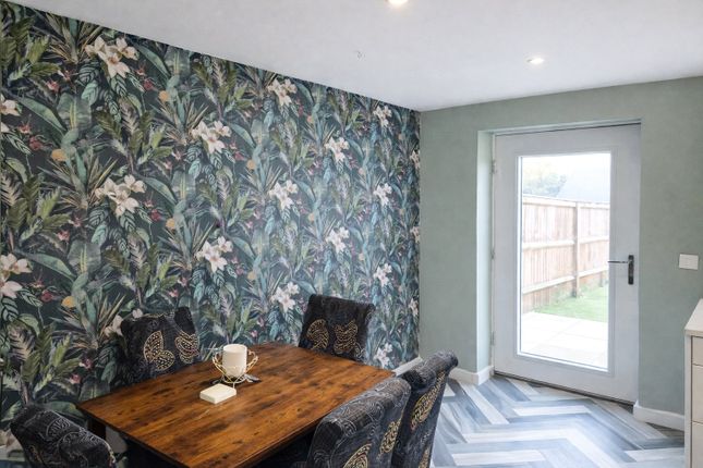 SNG RESALE SO, 18, Postchaise Close, Hampshire photo 3