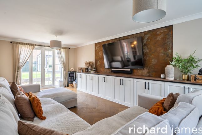 31, Birkdale Close, Swindon photo 2
