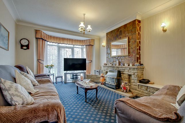 77, Ashness Gardens, Greenford photo 3