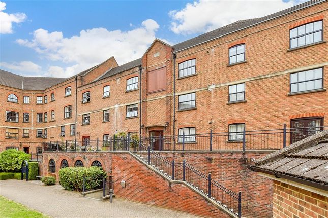 2-bed flat on Whitefriars Wharf, Tonbridge, £250,000